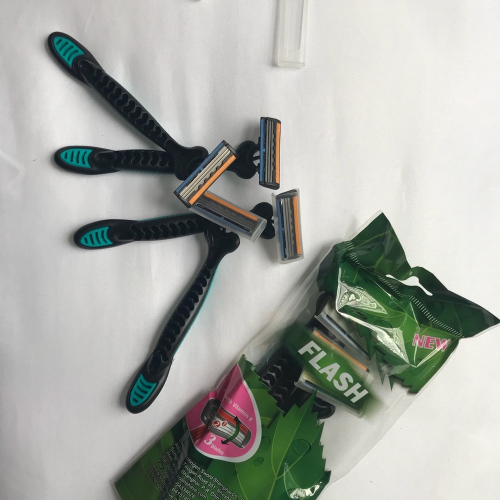 Flash 3 blade razors 5 packages with 20 counts!